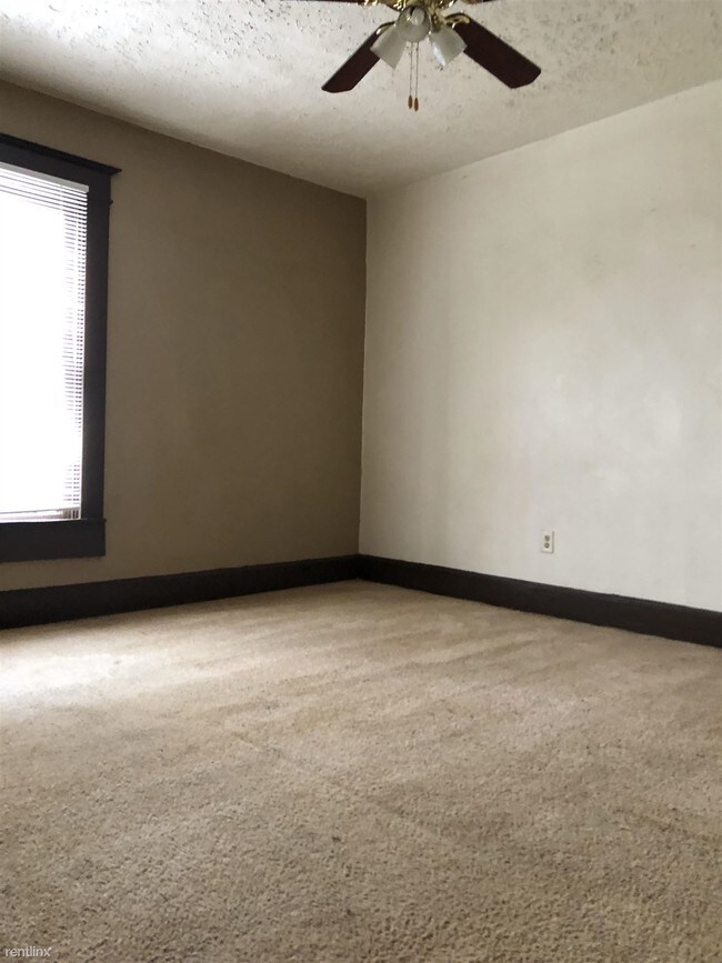 Building Photo - 2 br, 1 bath Triplex - 413 N Oxford St