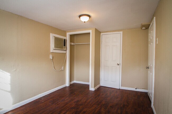 Building Photo - 924 Saint James