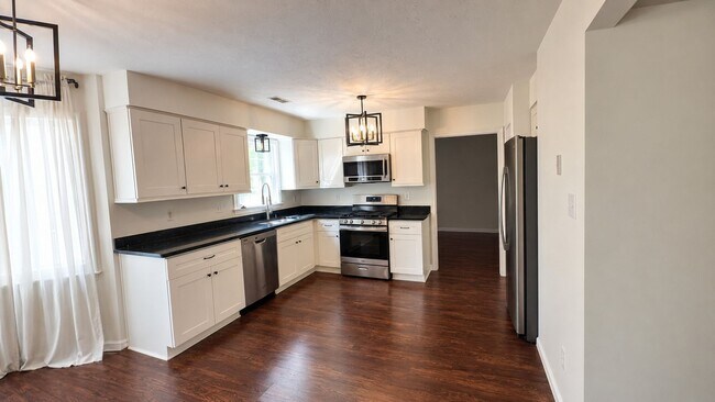 Foto del edificio - Spacious 4-Bedroom Cul-de-Sac Home with Fenced Yard!