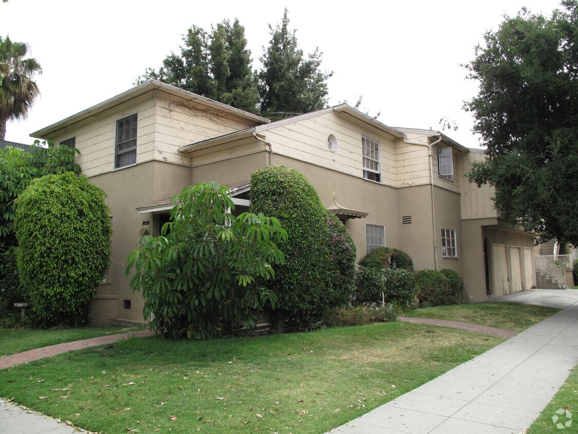 Building Photo - 2400 Cedar Ave
