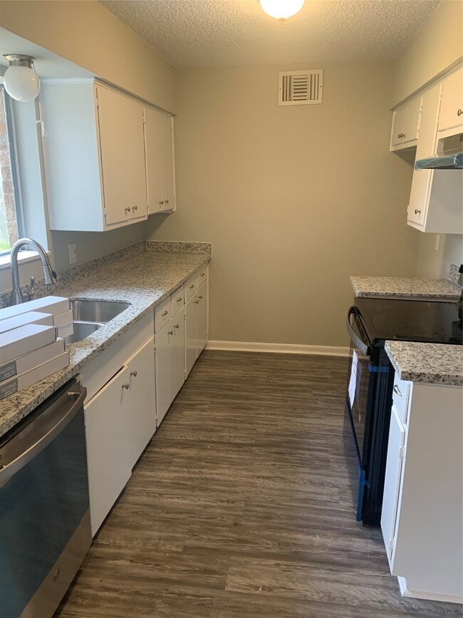 Building Photo - 308 Circle Dr