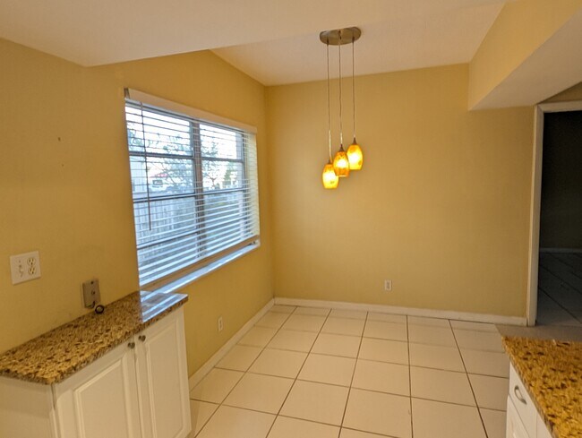 Foto del edificio - 2451 NE 49th St