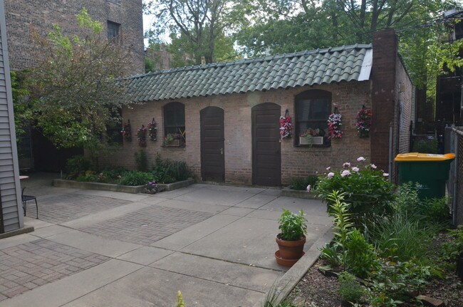 Patio y garaje - 5956 N Magnolia Ave