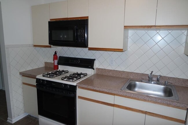 Foto del edificio - 72 Riverview Ct