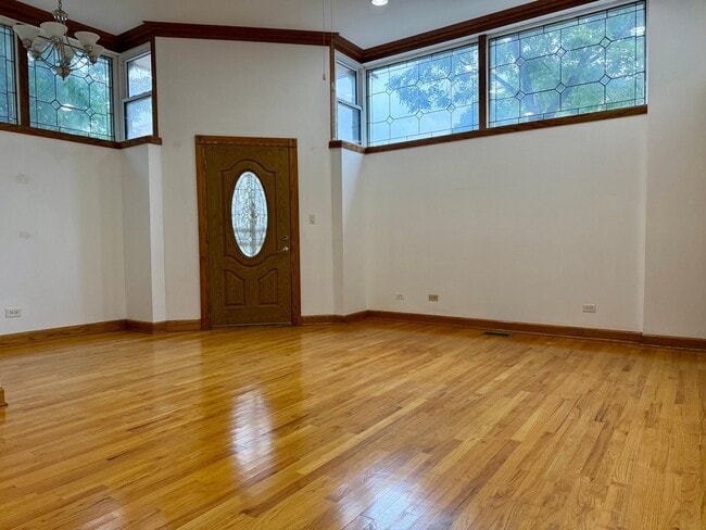 Building Photo - 1356 N Bell Ave
