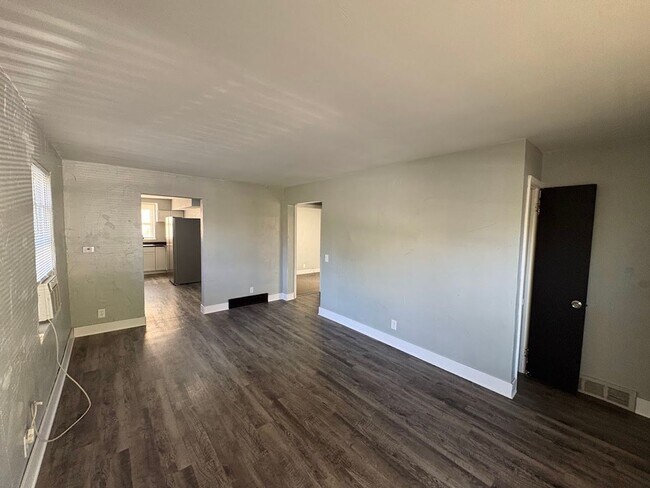 Foto del edificio - Three bedroom one bathroom apartment for rent
