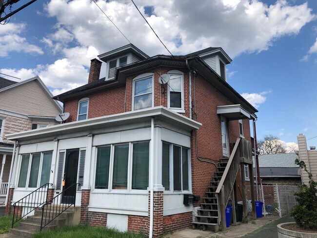 Segundo piso con ático accesible (para almacenamiento). - 232 S 3rd St