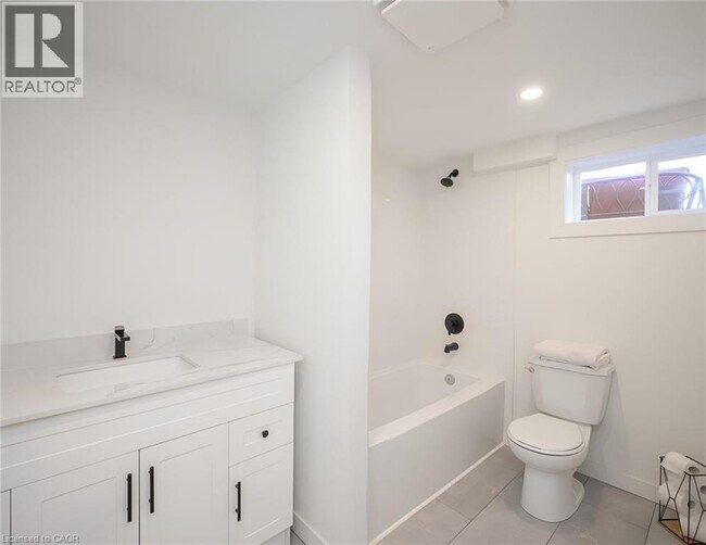 Photo du bâtiment - 781 9th Ave