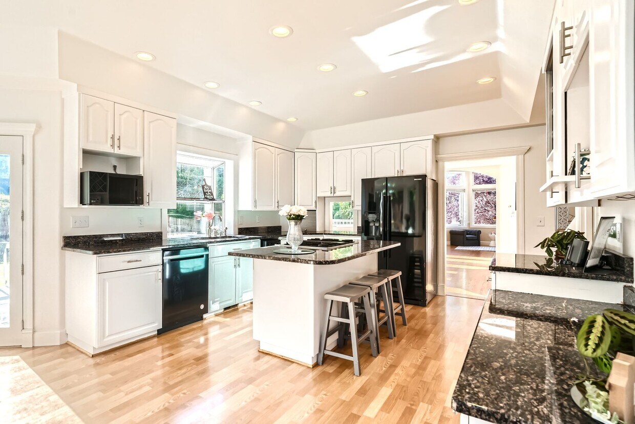 Foto principal - "Mini-Castle" in Edgewood, WA, Stunning VI...