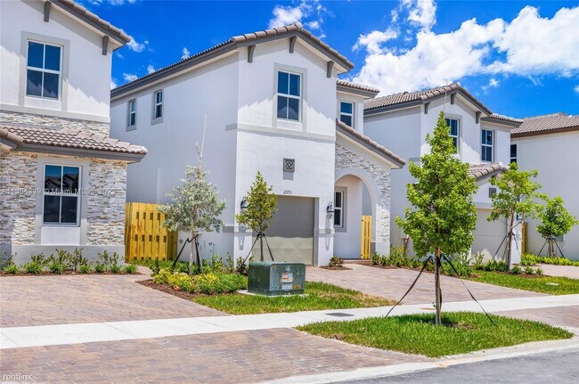 Foto del edificio - 3 br, 2.5 bath Townhome - 2373 NW 130th St...
