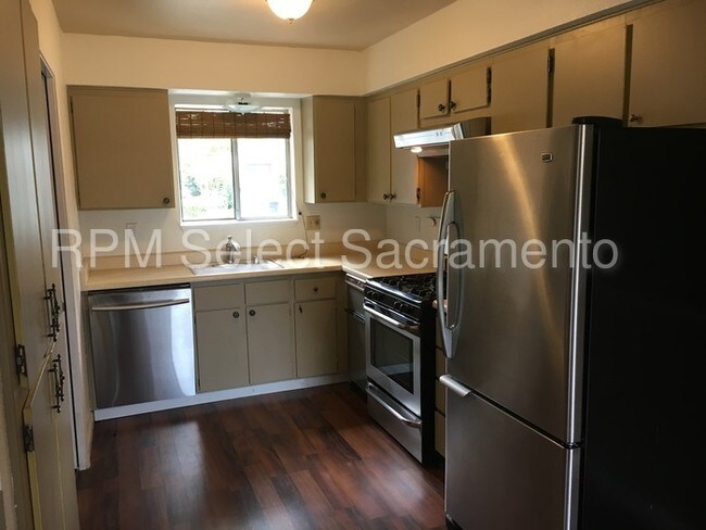 Building Photo - 663 Knollwood Dr