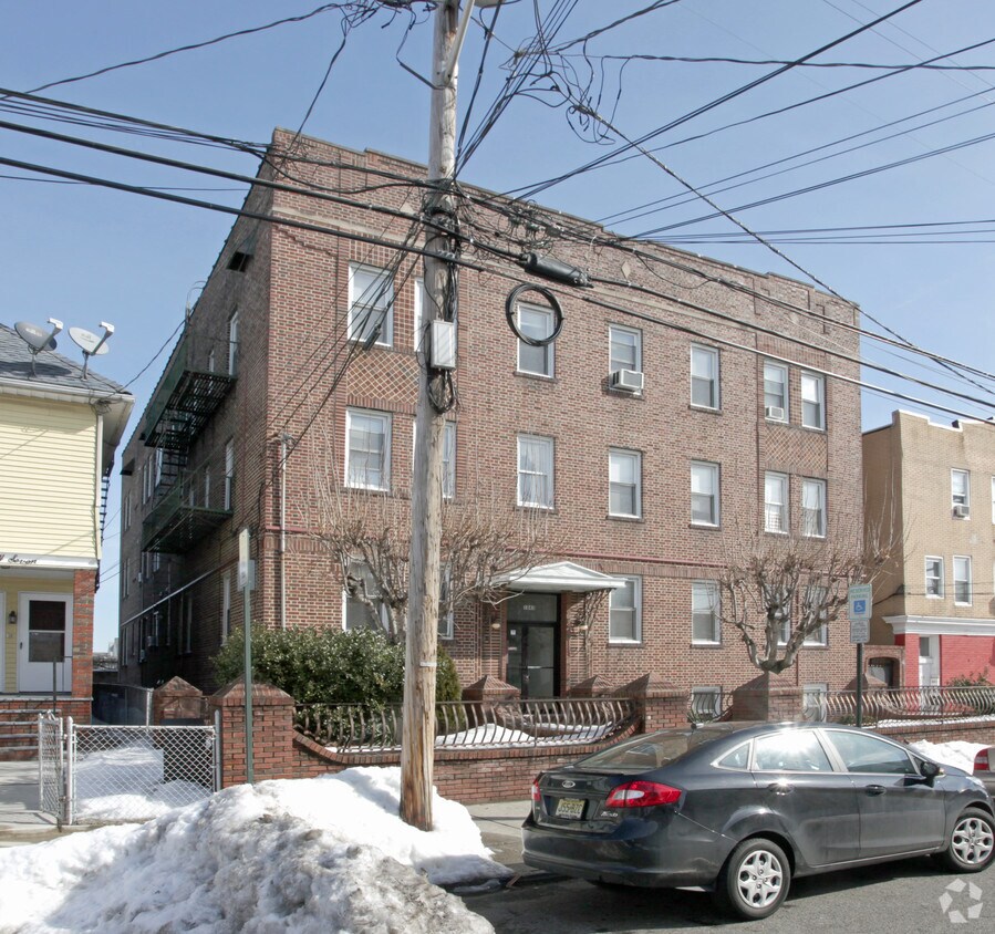 Building Photo - 1043-1045 Louisa St