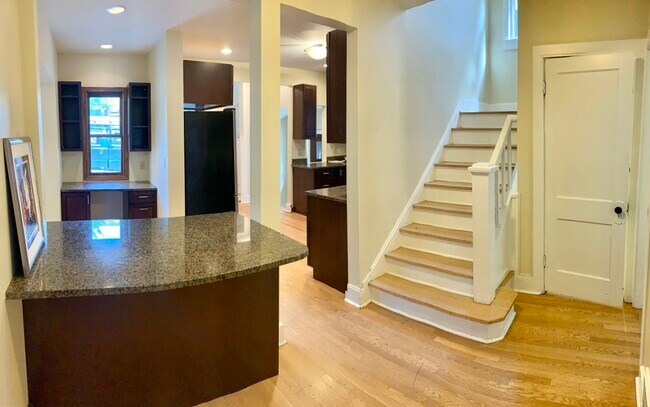 Foto del edificio - 1120 E Pleasant St