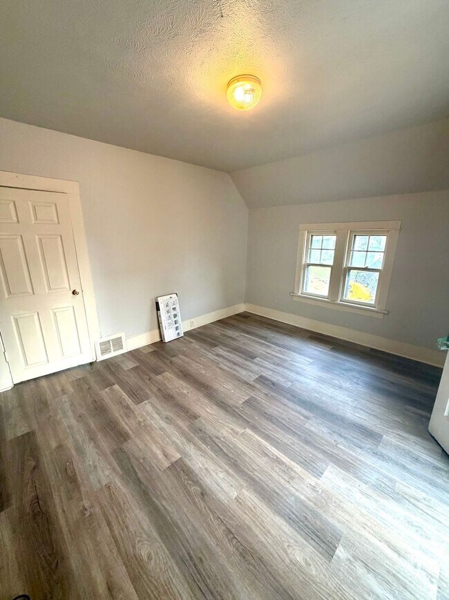 Foto del edificio - 516 E 3rd St