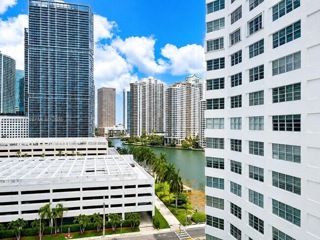 Building Photo - 825 Brickell Bay Dr