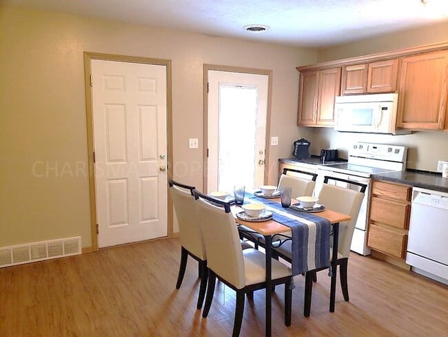 Foto del edificio - LOOKING FOR MORE SPACE? TRY US! 3 BD, 2 BA TOWN HOME IN TEA!