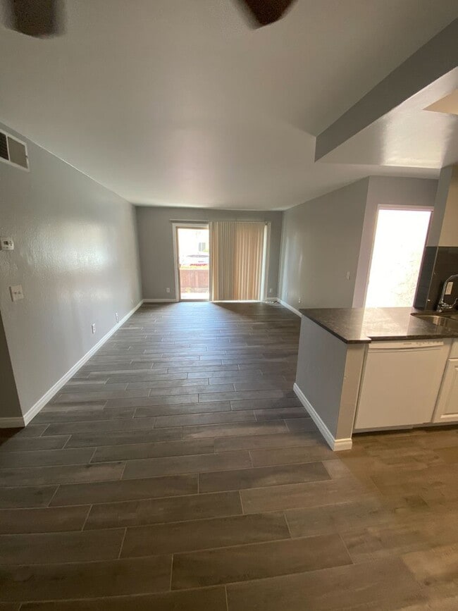 Building Photo - REMODELED 2Bd/1Ba Condo w/ Patio!