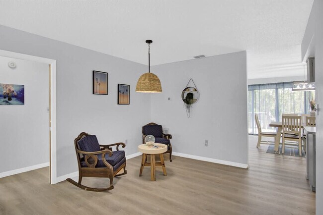 Foto del edificio - 1045 N Cres Dr