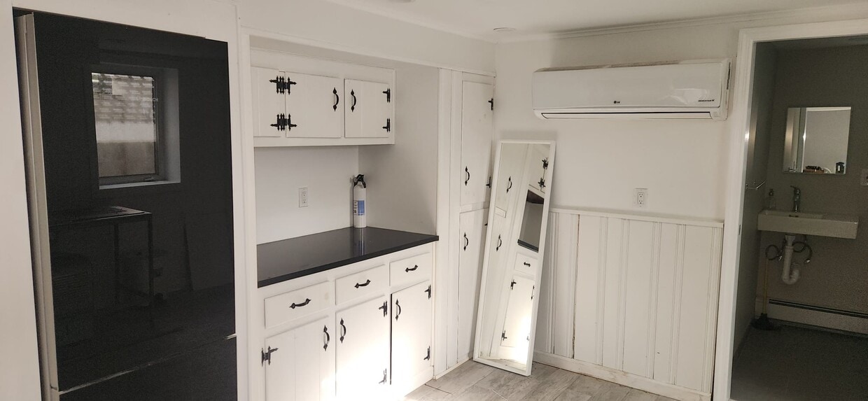 Building Photo - 1984 Front St