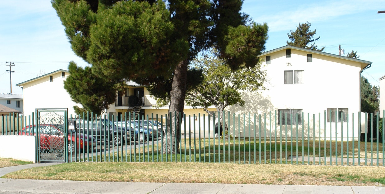 Building Photo - 292 W Cypress Ave