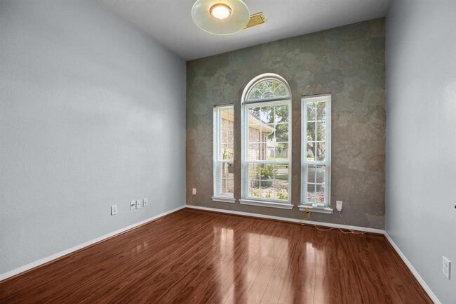 Building Photo - 2723 Shelby Dr