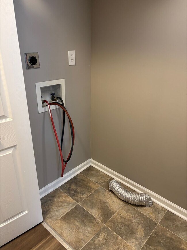 Foto del edificio - Beautiful 2 story townhome available in Asheboro!