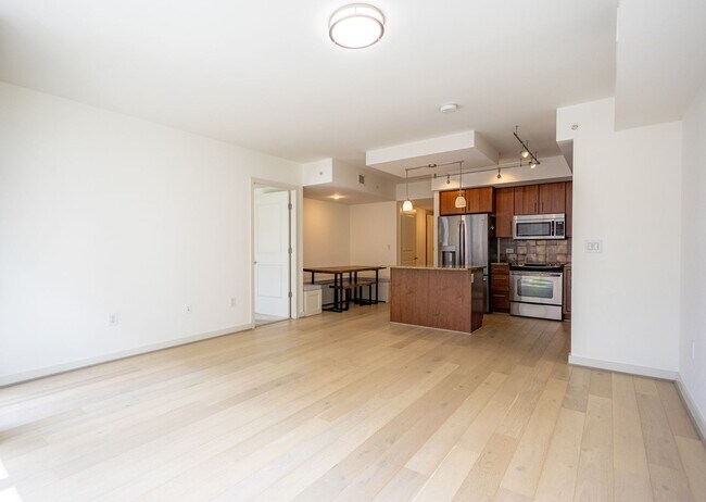 Foto del edificio - Stunning 1 BR+ Den/2 BA Condo in Navy Yard!