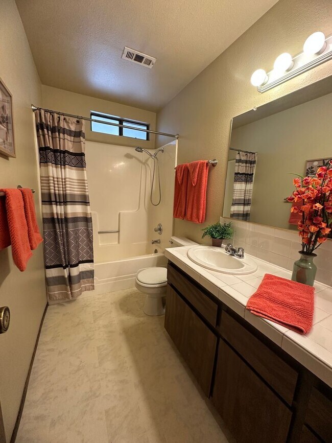Foto del edificio - BEAUTIFUL 3 BED 2 BATH WESTSIDE HOME