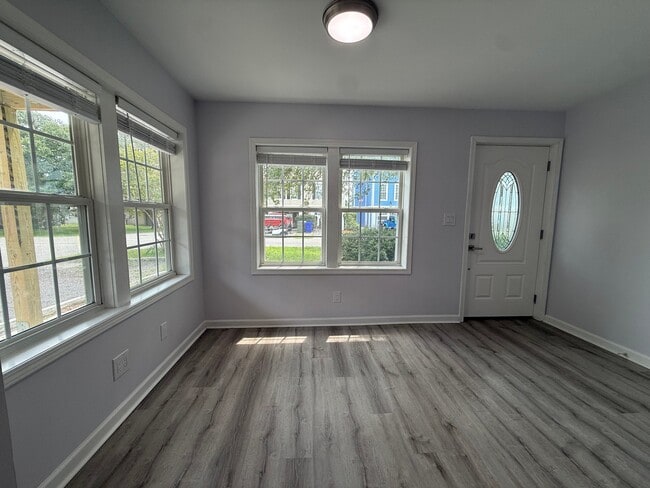 Building Photo - 120 N Pinewood Dr