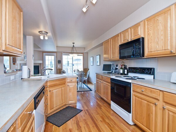 Foto del edificio - 5151 Boardwalk Dr