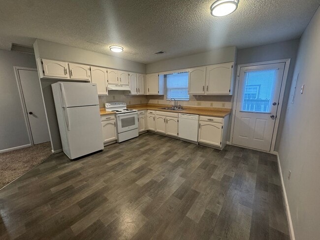 Building Photo - 2BR 1BA Triplex • Private Backyard in Downtown Smithville