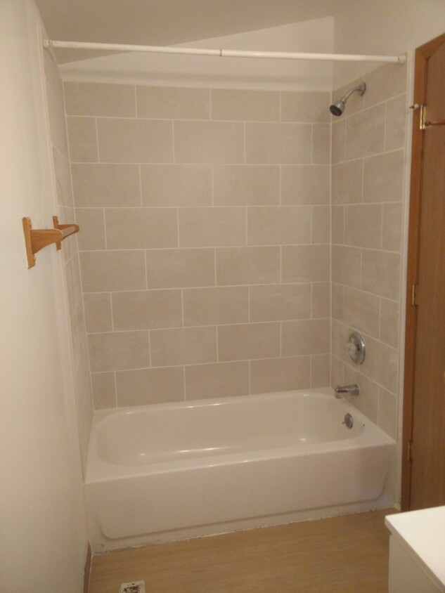 Bathroom which hour and bathtub - 1223 Broadway Avenue