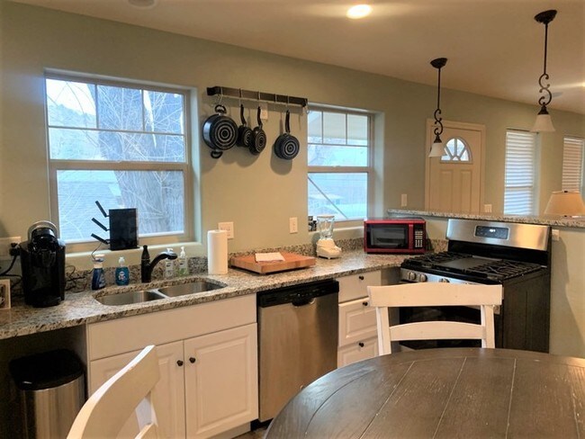Building Photo - Stunning Condo in Colorado Springs