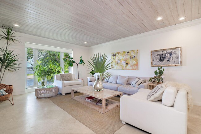 Building Photo - 7405 S Flagler Dr