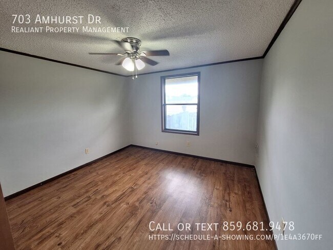 Building Photo - 1 Bed 1 Bath, Hardwood floors, great locat...