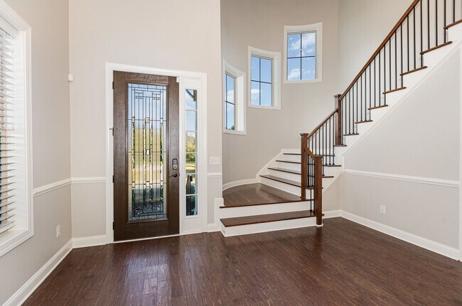 Foto del edificio - Stunning 5-Bedroom, 5-Bathroom Home with Chef's Kitchen and Luxurious Features