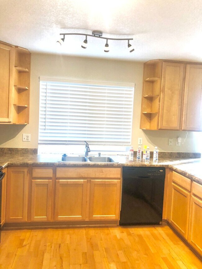 Building Photo - Pristine 3 bed/2 bath home