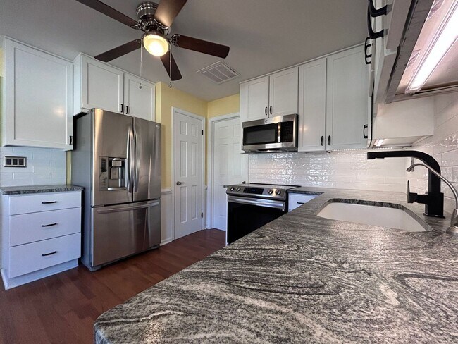 Foto del edificio - Beautifully Updated Brick Ranch! "ASK ABOU...