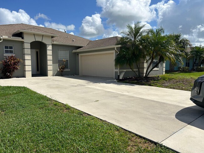 Building Photo - 1573 SW Merchant Ln
