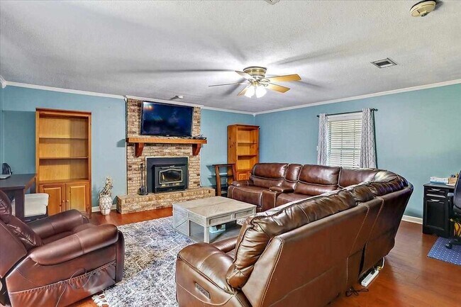living room - 2558 Crestleigh Mnr