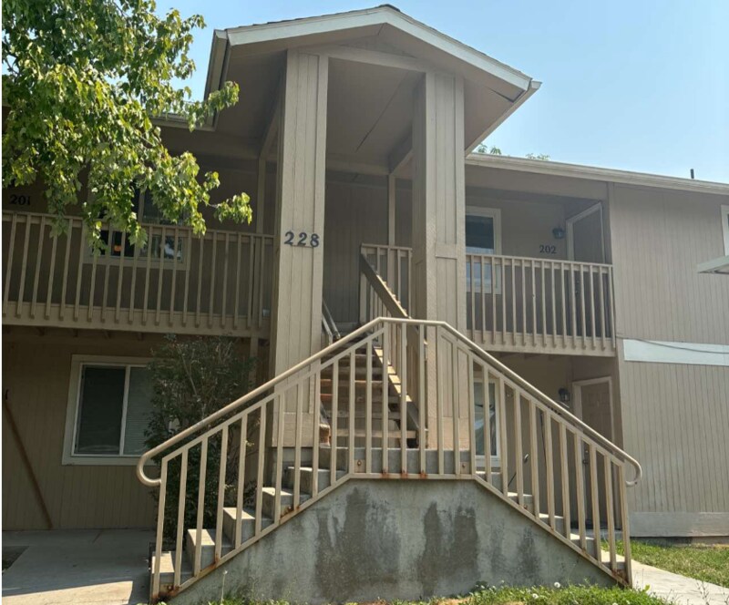 Foto principal - 228 N Latah St