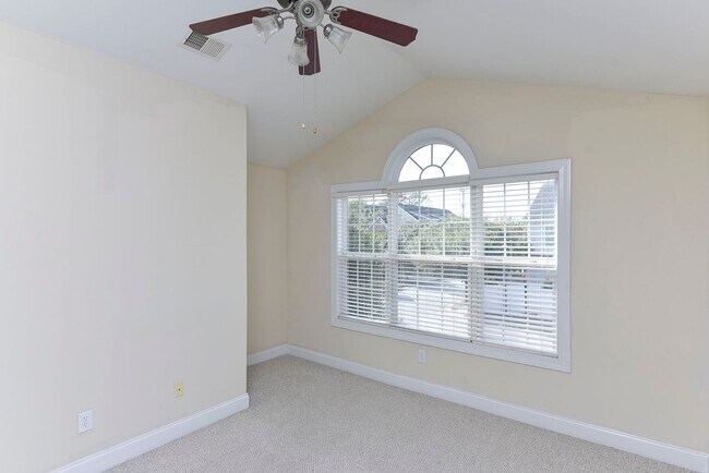 Building Photo - Great 3 bedroom, 2 1/2 bathroom townhouse ...