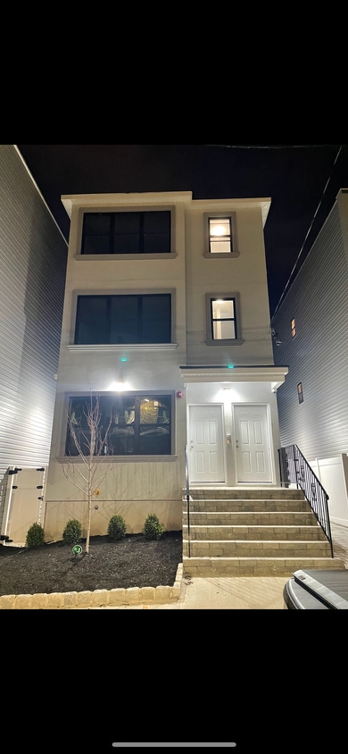 Primary Photo - 33 12th Ave