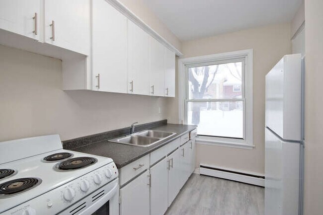 Photo du bâtiment - GREAT VALUE TWO BEDROOM ROW TOWNHOME IN NORTH LONDON