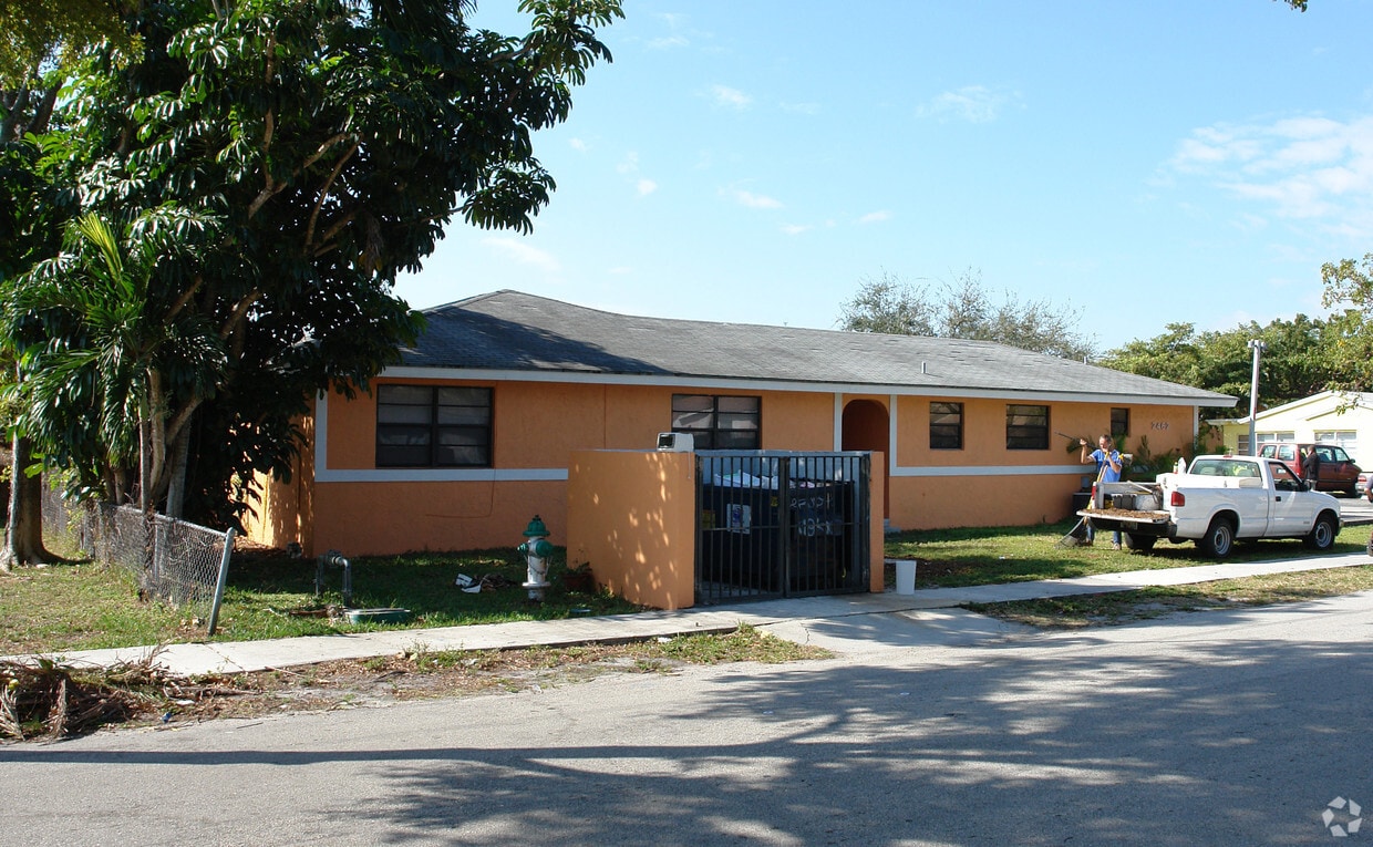 Building Photo - 2462 Pierce St