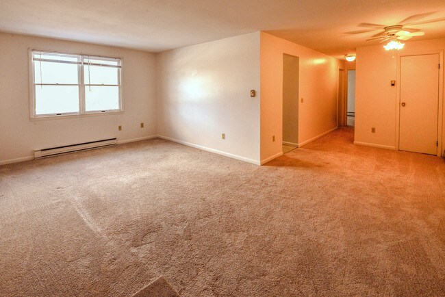 Sala de estar y comedor - 426 Winthrop Dr