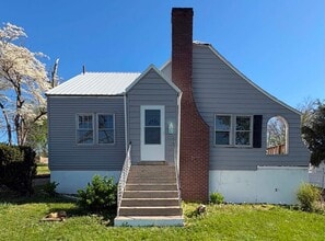 Building Photo - 513 W Cherry St