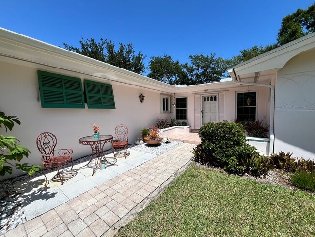 Building Photo - Beautiful beachside home!