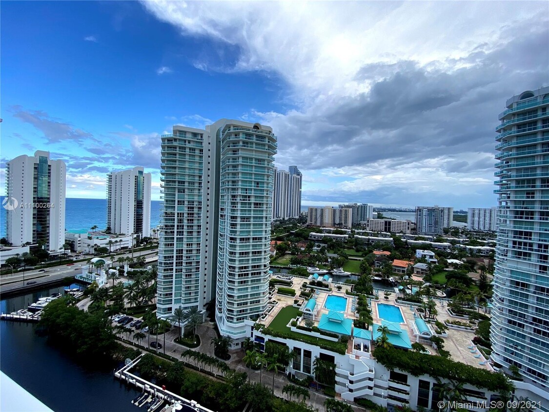 Foto principal - 250 Sunny Isles Blvd