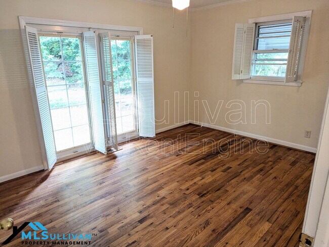 Building Photo - 2310 Lindmont Ave